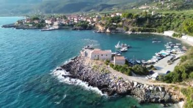 Yunanistan 'ın Kardamyli kentindeki Messenian Mani bölgesinde bulunan harika sahil köyünün havadan görünüşü. Yunanistan, Avrupa 'da ziyaret edilecek en güzel yerlerden biri.