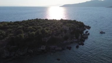 Yunanistan 'ın Kardamyli kentindeki Messenian Mani bölgesinde bulunan harika sahil köyünün havadan görünüşü. Yunanistan, Avrupa 'da ziyaret edilecek en güzel yerlerden biri.