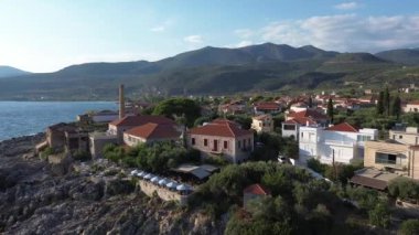 Yunanistan 'ın Kardamyli kentindeki Messenian Mani bölgesinde bulunan harika sahil köyünün havadan görünüşü. Yunanistan, Avrupa 'da ziyaret edilecek en güzel yerlerden biri.