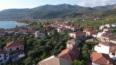 Yunanistan 'ın Kardamyli kentindeki Messenian Mani bölgesinde bulunan harika sahil köyünün havadan görünüşü. Yunanistan, Avrupa 'da ziyaret edilecek en güzel yerlerden biri.