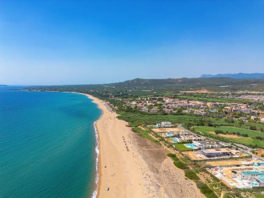 Yunanistan 'ın Messinia, Moreloponnese kentindeki ünlü kumlu derin turkuaz ve mavi egzotik Navarino plajında çekilmiş bir fotoğraf.