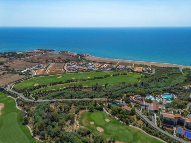 Yunanistan 'ın Messinia, Moreloponnese kentindeki ünlü kumlu derin turkuaz ve mavi egzotik Navarino plajında çekilmiş bir fotoğraf.
