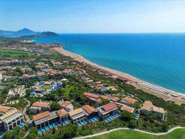 Yunanistan 'ın Messinia, Moreloponnese kentindeki ünlü kumlu derin turkuaz ve mavi egzotik Navarino plajında çekilmiş bir fotoğraf.