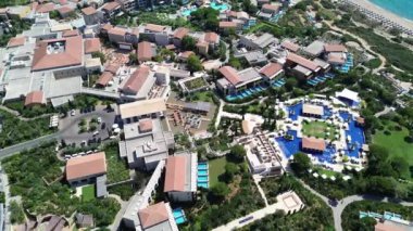 Messinia, Peloponnese, Yunanistan 'daki Navarino bölgesinin ünlü kumlu ve egzotik plajı üzerinde havadan çekilmiş bir fotoğraf.
