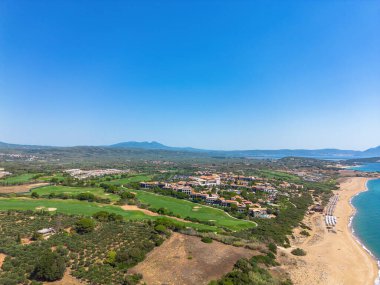 Yunanistan 'ın Messinia, Moreloponnese kentindeki ünlü kumlu derin turkuaz ve mavi egzotik Navarino plajında çekilmiş bir fotoğraf.