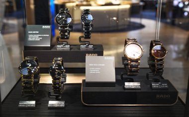 Rado Lüks Saatleri İsviçre 'deki Cenevre Havaalanı vitrininde Satılık.