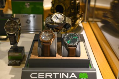 Cenevre 'de vitrinlerde satılık Certina marka yüksek kaliteli saatler. Certina, 130 yılı aşkın bir süredir İsviçre saat yapma çalışmalarına adanmıştır. Cenevre, İsviçre