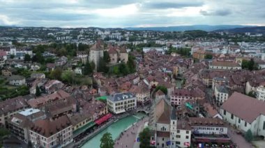 Annecy City Center panoramik hava manzaralı eski kasaba, kale, Thiou nehri ve gölü çevreleyen dağlar. Annecy Fransız Alplerinin Venedik 'i olarak bilinir..