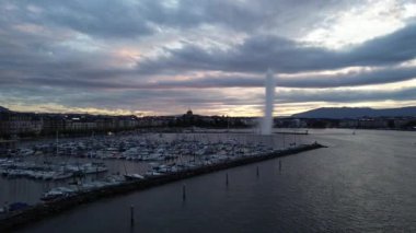İsviçre 'deki Cenevre Gölü' nün üzerinden, İsviçre 'deki Cenevre' den gökyüzü manzarası