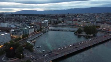 İsviçre 'deki Cenevre Gölü' nün üzerinden, İsviçre 'deki Cenevre' den gökyüzü manzarası