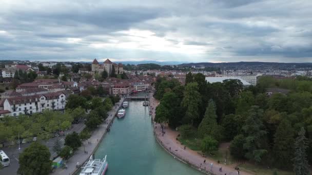 Annecy Centrum Panoramisch Uitzicht Oude Stad Kasteel Thiou Rivier Bergen — Stockvideo