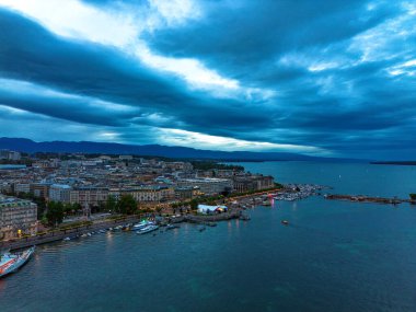 İsviçre 'deki Cenevre Gölü' nün üzerinden, İsviçre 'deki Cenevre' den gökyüzü manzarası