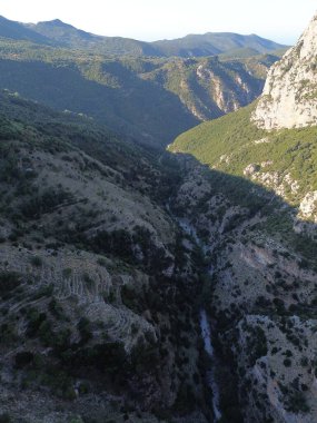 Messenia 'nın dağlık Mani bölgesinde, Yunanistan' ın Mora bölgesindeki ünlü Ridomo geçidine hava manzarası