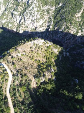 Messenia 'nın dağlık Mani bölgesinde, Yunanistan' ın Mora bölgesindeki ünlü Ridomo geçidine hava manzarası