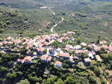 Mani bölgesinde Kentro Avia ve Pigadia Köyleri yakınlarındaki Vorio köyündeki eski geleneksel taş bina ve evler, Taygetus Dağı, Yunanistan 'da Messenia