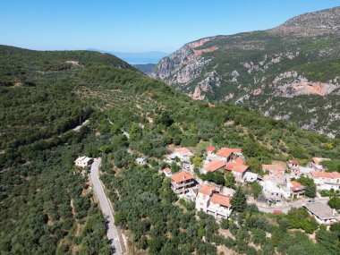 Mani bölgesinde Kentro Avia ve Pigadia Köyleri yakınlarındaki Vorio köyündeki eski geleneksel taş bina ve evler, Taygetus Dağı, Yunanistan 'da Messenia