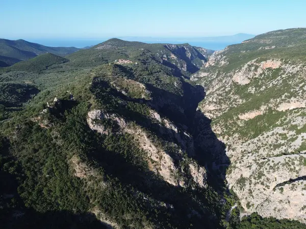 Messenia 'nın dağlık Mani bölgesinde, Yunanistan' ın Mora bölgesindeki ünlü Ridomo geçidine hava manzarası