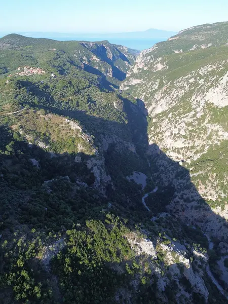 Messenia 'nın dağlık Mani bölgesinde, Yunanistan' ın Mora bölgesindeki ünlü Ridomo geçidine hava manzarası