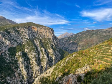 Taygetus Dağı 'ndaki ünlü Ridomo vadisinden doğal manzara. Vadi, Messenia, Yunanistan 'daki Mani bölgesinde Kentro Avia ve Pigadia Köyleri yakınlarındaki jeomorfolojik oluşum elementleri açısından zengin ve derindir.