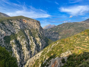 Taygetus Dağı 'ndaki ünlü Ridomo vadisinden doğal manzara. Vadi, Messenia, Yunanistan 'daki Mani bölgesinde Kentro Avia ve Pigadia Köyleri yakınlarındaki jeomorfolojik oluşum elementleri açısından zengin ve derindir.