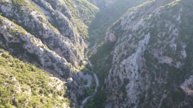 Yunanistan 'ın Messenian Mani bölgesindeki Avia' daki Gaitses köyü yakınlarındaki meşhur Ridomo geçidi üzerindeki hava manzarası.