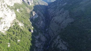 Yunanistan 'ın Messenian Mani bölgesindeki Avia' daki Gaitses köyü yakınlarındaki meşhur Ridomo geçidi üzerindeki hava manzarası.