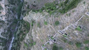 Yunanistan 'ın Messenian Mani bölgesindeki Avia' daki Gaitses köyü yakınlarındaki meşhur Ridomo geçidi üzerindeki hava manzarası.