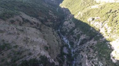 Yunanistan 'ın Messenian Mani bölgesindeki Avia' daki Gaitses köyü yakınlarındaki meşhur Ridomo geçidi üzerindeki hava manzarası.
