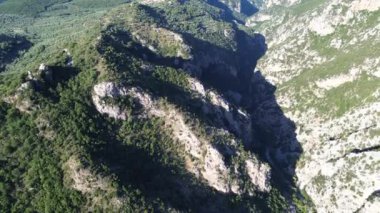 Yunanistan 'ın Messenian Mani bölgesindeki Avia' daki Gaitses köyü yakınlarındaki meşhur Ridomo geçidi üzerindeki hava manzarası.