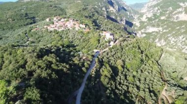 Yunanistan 'ın Messenian Mani bölgesindeki Avia' daki Gaitses köyü yakınlarındaki meşhur Ridomo geçidi üzerindeki hava manzarası.