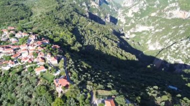 Yunanistan 'ın Messenian Mani bölgesindeki Avia' daki Gaitses köyü yakınlarındaki meşhur Ridomo geçidi üzerindeki hava manzarası.