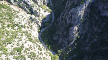 Yunanistan 'ın Messenian Mani bölgesindeki Avia' daki Gaitses köyü yakınlarındaki meşhur Ridomo geçidi üzerindeki hava manzarası.
