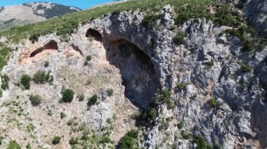 Yunanistan 'ın Messenian Mani bölgesindeki Avia' daki Gaitses köyü yakınlarındaki meşhur Ridomo geçidi üzerindeki hava manzarası.