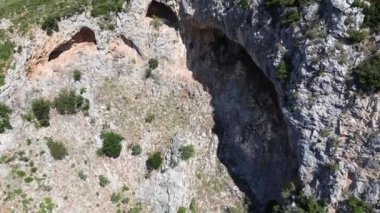 Yunanistan 'ın Messenian Mani bölgesindeki Avia' daki Gaitses köyü yakınlarındaki meşhur Ridomo geçidi üzerindeki hava manzarası.