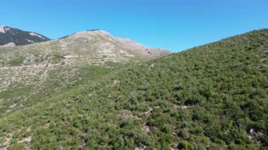 Yunanistan 'ın Messenian Mani bölgesindeki Avia' daki Gaitses köyü yakınlarındaki meşhur Ridomo geçidi üzerindeki hava manzarası.