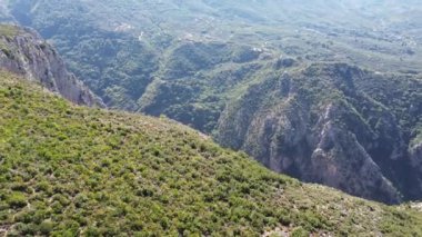 Yunanistan 'ın Messenian Mani bölgesindeki Avia' daki Gaitses köyü yakınlarındaki meşhur Ridomo geçidi üzerindeki hava manzarası.