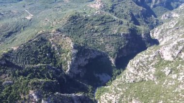 Yunanistan 'ın Messenian Mani bölgesindeki Avia' daki Gaitses köyü yakınlarındaki meşhur Ridomo geçidi üzerindeki hava manzarası.