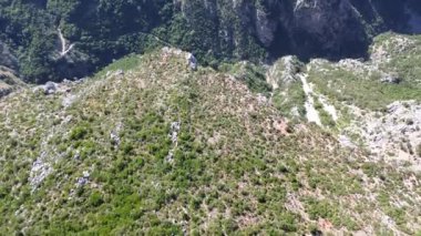 Yunanistan 'ın Messenian Mani bölgesindeki Avia' daki Gaitses köyü yakınlarındaki meşhur Ridomo geçidi üzerindeki hava manzarası.