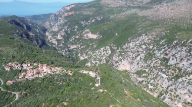 Yunanistan 'ın Messenian Mani bölgesindeki Avia' daki Gaitses köyü yakınlarındaki meşhur Ridomo geçidi üzerindeki hava manzarası.