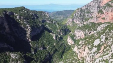 Yunanistan 'ın Messenian Mani bölgesindeki Avia' daki Gaitses köyü yakınlarındaki meşhur Ridomo geçidi üzerindeki hava manzarası.
