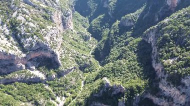 Yunanistan 'ın Messenian Mani bölgesindeki Avia' daki Gaitses köyü yakınlarındaki meşhur Ridomo geçidi üzerindeki hava manzarası.
