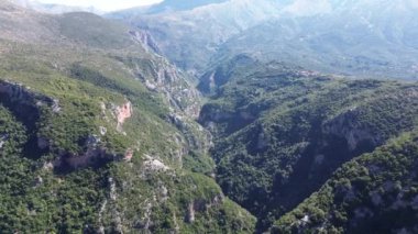 Yunanistan 'ın Messenian Mani bölgesindeki Avia' daki Gaitses köyü yakınlarındaki meşhur Ridomo geçidi üzerindeki hava manzarası.