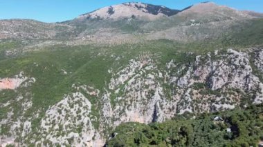 Yunanistan 'ın Messenian Mani bölgesindeki Avia' daki Gaitses köyü yakınlarındaki meşhur Ridomo geçidi üzerindeki hava manzarası.
