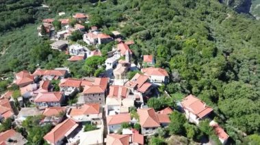 Yunanistan 'ın Messenian Mani bölgesindeki Avia' daki Gaitses köyü yakınlarındaki meşhur Ridomo geçidi üzerindeki hava manzarası.