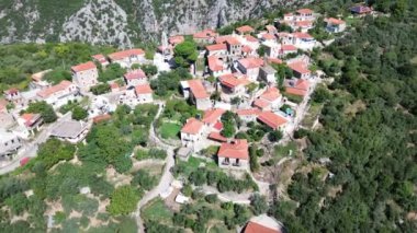 Yunanistan 'ın Messenian Mani bölgesindeki Avia' daki Gaitses köyü yakınlarındaki meşhur Ridomo geçidi üzerindeki hava manzarası.