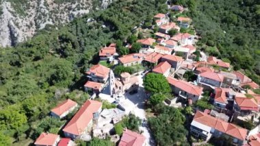 Yunanistan 'ın Messenian Mani bölgesindeki Avia' daki Gaitses köyü yakınlarındaki meşhur Ridomo geçidi üzerindeki hava manzarası.