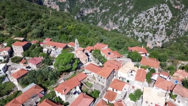 ギリシャ メシニアマニエリアのアヴィア ゲイツス村の近くの有名なリヨゴージの空中ビュー — ストック動画