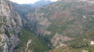Yunanistan 'ın Messenian Mani bölgesindeki Avia' daki Gaitses köyü yakınlarındaki meşhur Ridomo geçidi üzerindeki hava manzarası.