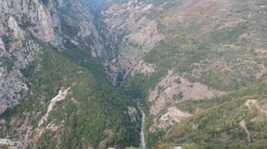 Yunanistan 'ın Messenian Mani bölgesindeki Avia' daki Gaitses köyü yakınlarındaki meşhur Ridomo geçidi üzerindeki hava manzarası.