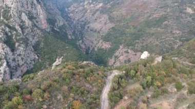 Yunanistan 'ın Messenian Mani bölgesindeki Avia' daki Gaitses köyü yakınlarındaki meşhur Ridomo geçidi üzerindeki hava manzarası.